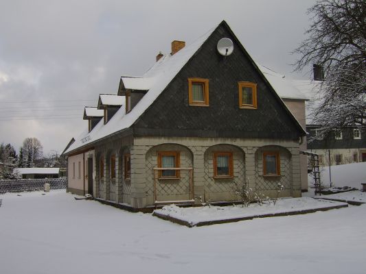 Haus im Winter von der Seite